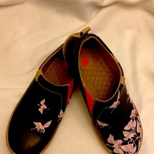UIN Crane in Dark Art Travel Shoes